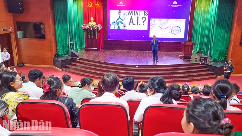 Phó Giáo sư, Tiến sĩ Phạm Thế Bảo, Trưởng Khoa Công nghệ thông tin, Đại học Sài Gòn, trình bày tại hội thảo.