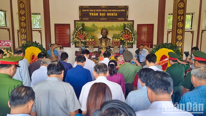 Đại biểu thành kính tưởng niệm Giáo sư, viện sĩ Trần Đại Nghĩa. 