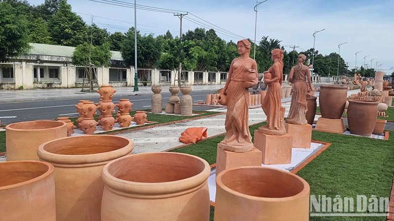 Con đường nghệ thuật gốm đỏ Vĩnh Long gần hình thành tại phường 9, thành phố Vĩnh Long, tỉnh Vĩnh Long. 