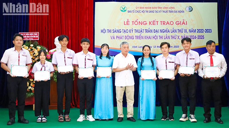 Ông Trần Dũng Trình, con trai của bác Trần Đại Nghĩa, trao giải tại Hội thi Sáng tạo Kỹ thuật Trần Đại Nghĩa cho các giải pháp đạt giải vào chiều 12/9.