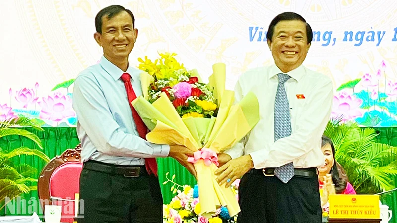 Bí thư Tỉnh uỷ Vĩnh Long Bùi Văn Nghiêm tặng hoa chúc mừng Phó Chủ tịch Uỷ ban nhân dân tỉnh Vĩnh Long Đặng Văn Chính.