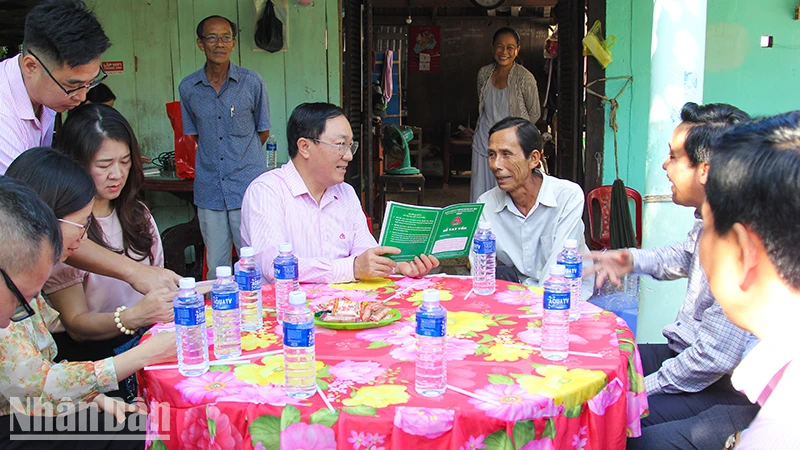 Tổng Giám đốc Ngân hàng chính sách xã hội Việt Nam Dương Quyết Thắng đến tận nhà thăm hỏi hộ vay làm ăn hiệu quả. 