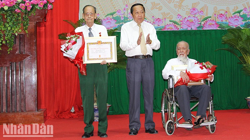 Phó Bí thư Thường trực Tỉnh ủy Vĩnh Long Nguyễn Thành Thế trao Huy hiệu 70 năm tuổi đảng cho 2 đồng chí. 