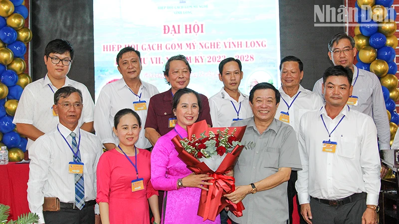 Bí thư Tỉnh ủy Vĩnh Long Bùi Văn Nghiêm tặng hoa chúc mừng Ban chấp hành mới ra mắt Đại hội. 