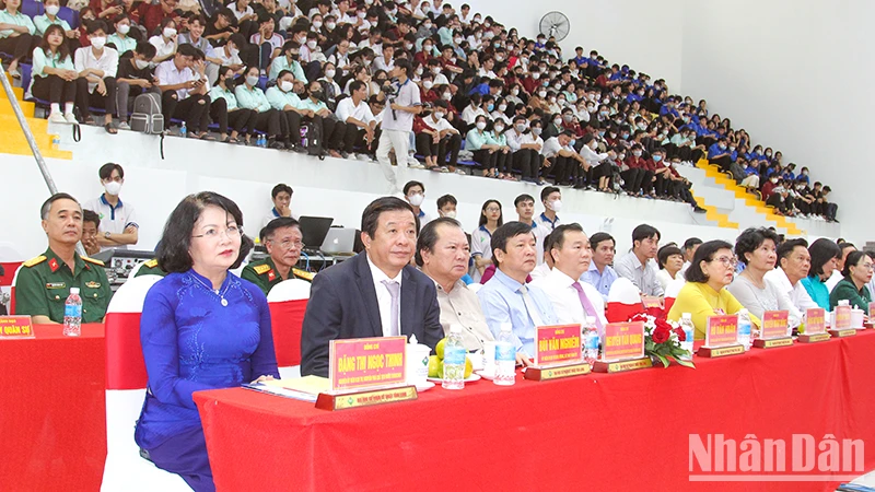 Nguyên Phó Chủ tịch nước Đặng Thị Ngọc Thịnh dự lễ kỷ niệm 63 năm ngày thành lập Trường đại học Sư phạm kỹ thuật Vĩnh Long sáng 21/12. 