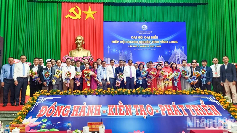 Bí thư Tỉnh ủy Vĩnh Long Bùi Văn Nghiêm cùng lãnh đạo tỉnh tặng hoa chúc mừng Ban chấp hành nhiệm kỳ mới. 