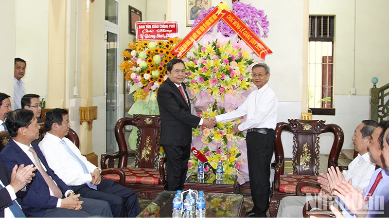 Đồng chí Trần Thanh Mẫn tặng hoa và quà chúc mừng Giáng sinh tại Tòa Giám mục Giáo phận Vĩnh Long.