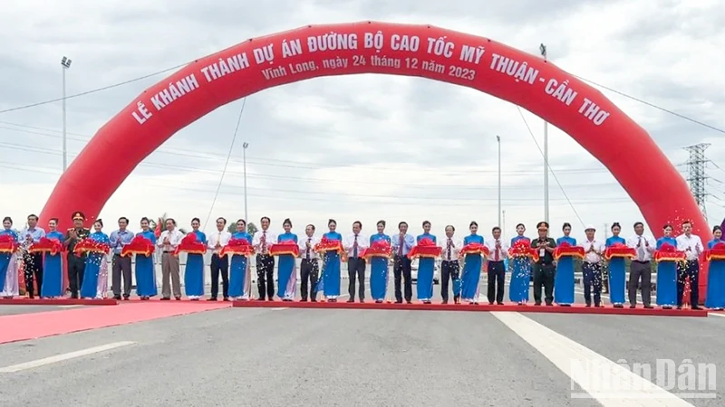 Phó Thủ tướng Trần Lưu Quang cùng lãnh đạo các bộ, ngành và lãnh đạo các tỉnh cắt băng khánh thành công trình cao tốc Mỹ Thuận-Cần Thơ. 