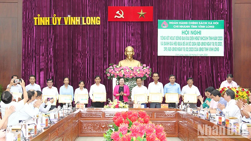 Trưởng Ban Tuyên giáo Tỉnh ủy Vĩnh Long Nguyễn Thị Minh Trang trao khen cho những cá nhân có thành tích đóng góp cho hoạt động tín dụng chính sách trên địa bàn tỉnh năm 2023. 