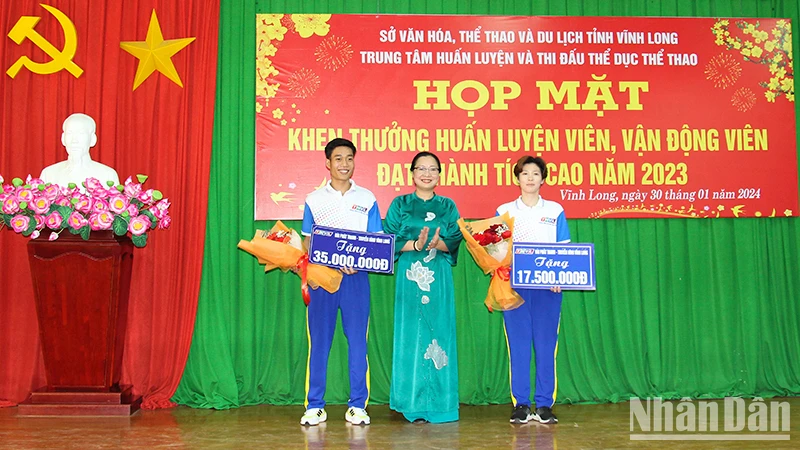 Lãnh đạo tỉnh Vĩnh Long trao thưởng cho vận động viên đạt thành tích cao