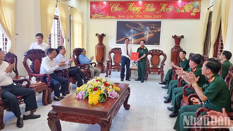 Bí thư Tỉnh ủy Vĩnh Long Bùi Văn Nghiêm tặng quà cho Bộ Chỉ huy Quân sự tỉnh Vĩnh Long. 
