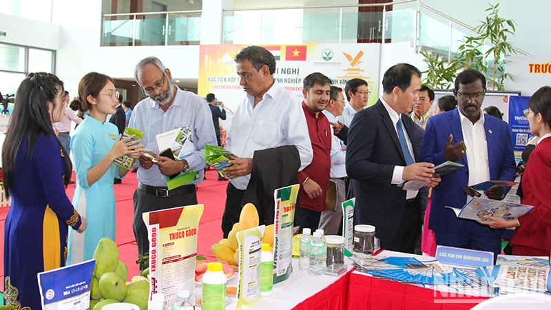 Doanh nghiệp Ấn Độ tham quan các gian hàng trưng bày sản phẩm đặc trưng của tỉnh Vĩnh Long. 