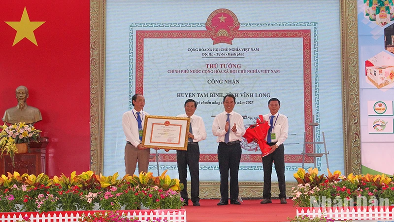 Lãnh đạo tỉnh Vĩnh Long trao bằng công nhận của Thủ tướng Chính phủ cho huyện Tam Bình. 