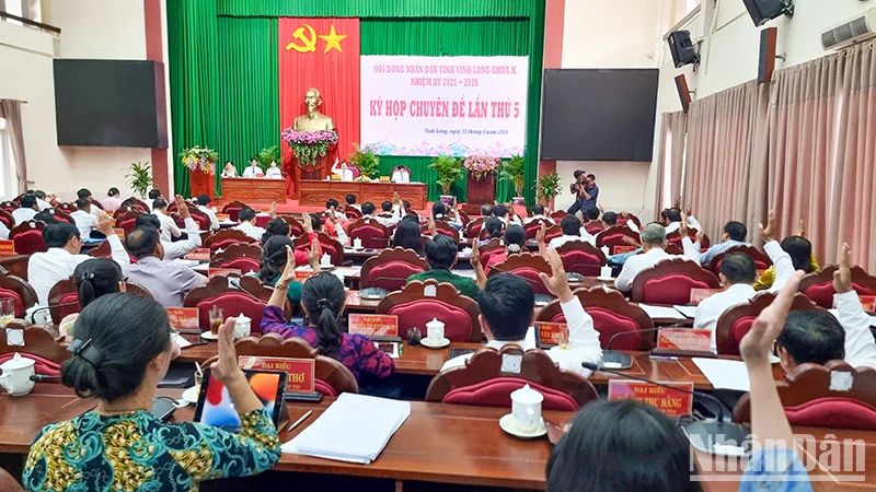 Đại biểu Hội đồng nhân dân tỉnh Vĩnh Long biểu quyết thông qua các Nghị quyết tại kỳ họp. 