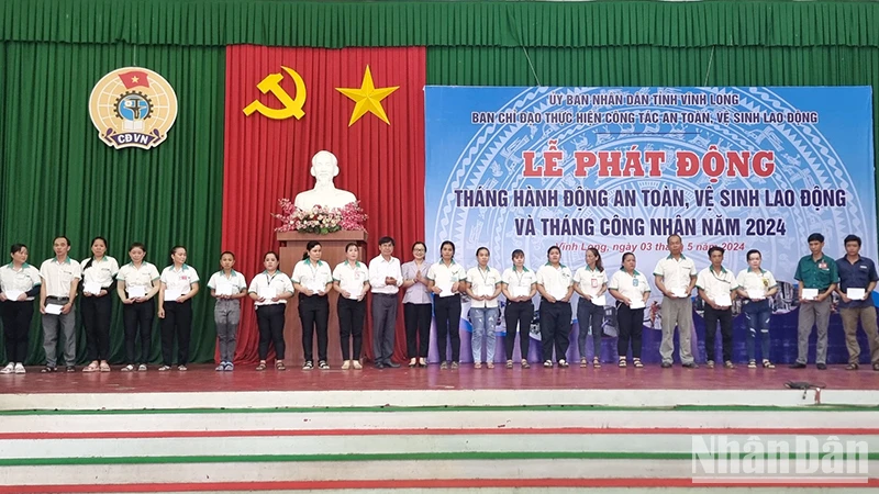 Lãnh đạo tỉnh Vĩnh Long trao tặng quà cho công đoàn viên khó khăn.