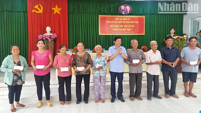 Bí thư Tỉnh ủy Vĩnh Long Bùi Văn Nghiêm trao quà cho gia đình chính sách. 
