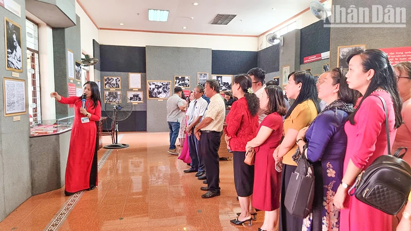 Các đại biểu tham quan ảnh tư liệu về Chiến thắng Điện Biên Phủ. 