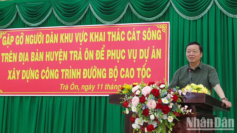 Phó Thủ tướng Trần Hồng Hà phát biểu tại buổi gặp gỡ người dân vùng mỏ cát tại huyện Trà Ôn, tỉnh Vĩnh Long. 