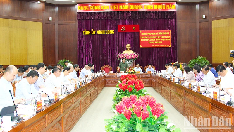 Quang cảnh buổi làm việc. 