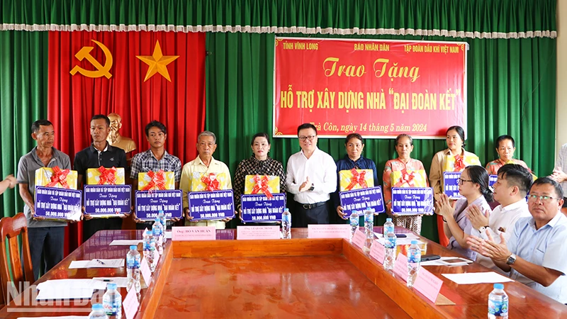 Tổng Biên tập Báo Nhân Dân Lê Quốc Minh trao tặng quà cho gia đình khó khăn, dân tộc Khmer tại xã Trà Côn, huyện Trà Ôn, tỉnh Vĩnh Long. 