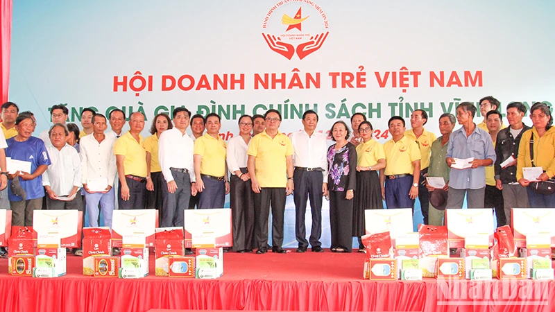 Lãnh đạo tỉnh Vĩnh Long và lãnh đạo Trung ương Hội Doanh nhân trẻ Việt Nam trao quà cho gia đình chính sách. 