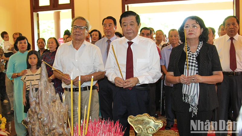 Nguyên Phó Chủ tịch nước Đặng Thị Ngọc Thịnh cùng lãnh đạo tỉnh Vĩnh Long dâng hương tại nhà lưu niệm. 