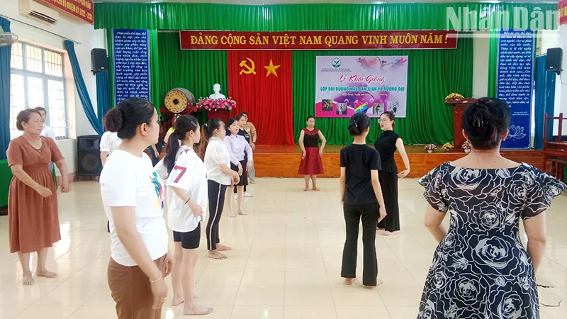 Giảng viên hướng dẫn kỹ năng múa cho các học viên. 