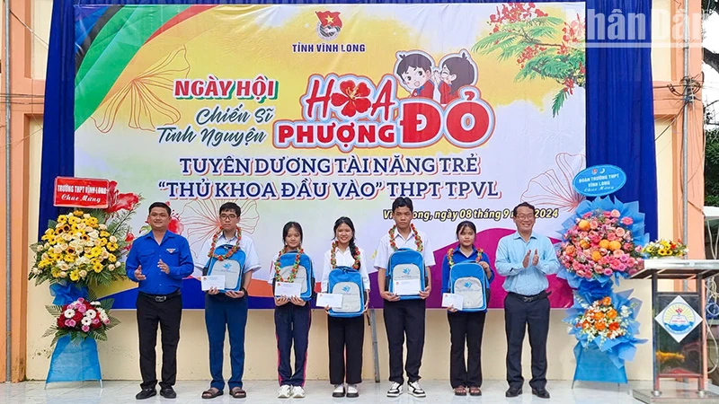 Ban Tổ chức tuyên dương 5 học sinh "Thủ khoa đầu vào". 