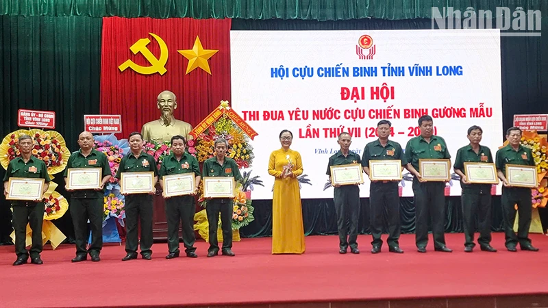 Lãnh đạo tỉnh trao bằng khen cho tập thể và cá nhân đã có thành tích xuất sắc trong thực hiện phong trào “Cựu chiến binh gương mẫu” giai đoạn 2024-2029. 