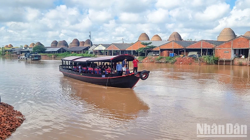 Nét độc đáo làng nghề gạch gốm Mang Thít, huyện Mang Thít, tỉnh Vĩnh Long. 