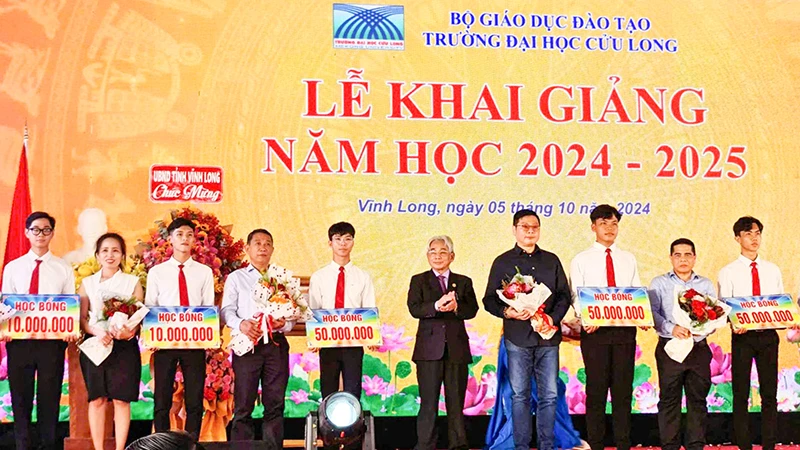 Trường đại học Cửu Long trao học bổng cho sinh viên trong ngày khai giảng năm học mới. 