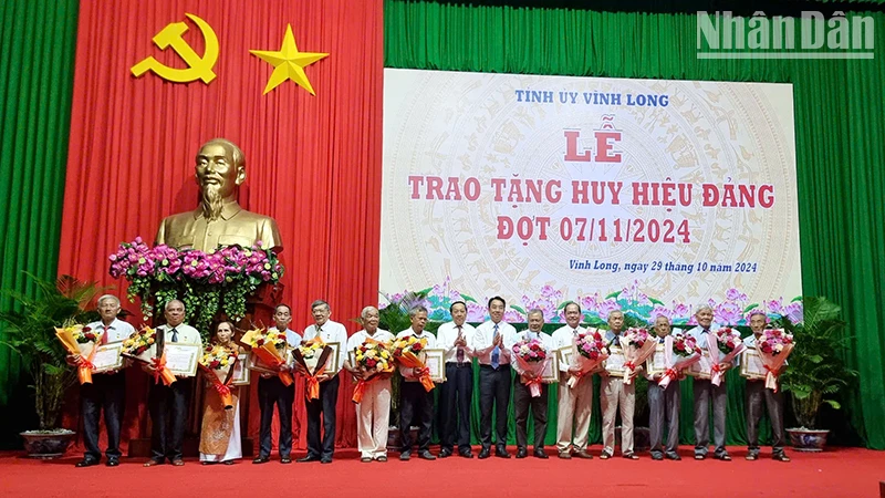 Lãnh đạo tỉnh Vĩnh Long trao Huy hiệu Đảng cho các vị cao niên tuổi đảng sáng 29/10. 