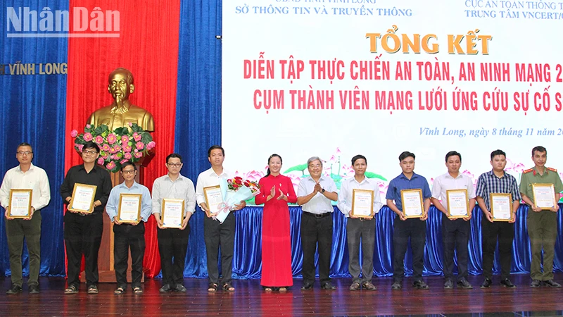 Khen thưởng các đội đạt giải trong diễn tập thực chiến an toàn, an ninh mạng năm 2024. 