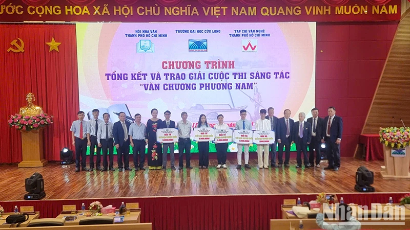 Ban tổ chức trao giải cho tác giả đạt giải. 