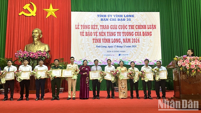 Tuyên dương những tập thể đã có thành tích xuất sắc trong cuộc thi chính luận về bảo vệ nền tảng tư tưởng của Đảng tỉnh Vĩnh Long năm 2024.