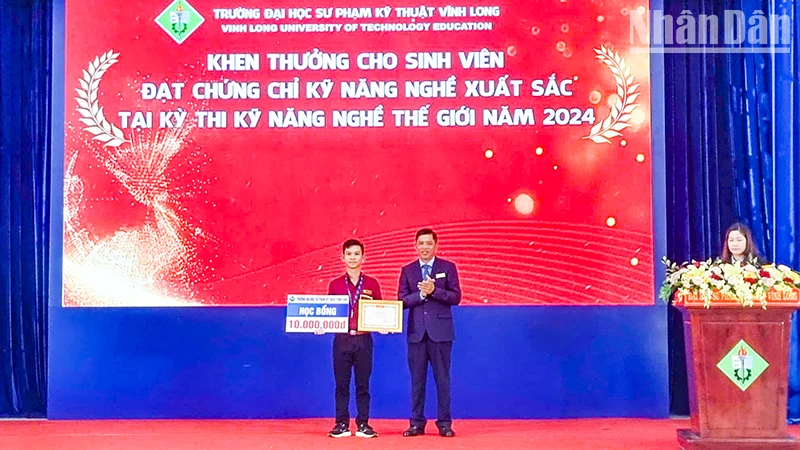 Khen thưởng cho sinh viên đạt giải trong kỳ thi kỹ năng nghề thế giới. 