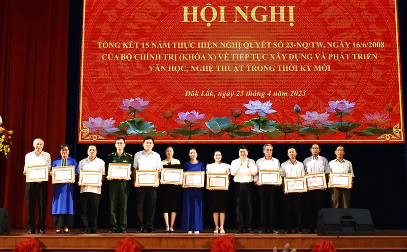 Phó Bí thư Thường trực Tỉnh ủy Đắk Lắk Phạm Minh Tấn tặng Bằng khen của Tỉnh ủy cho các tập thể có thành tích xuất sắc.