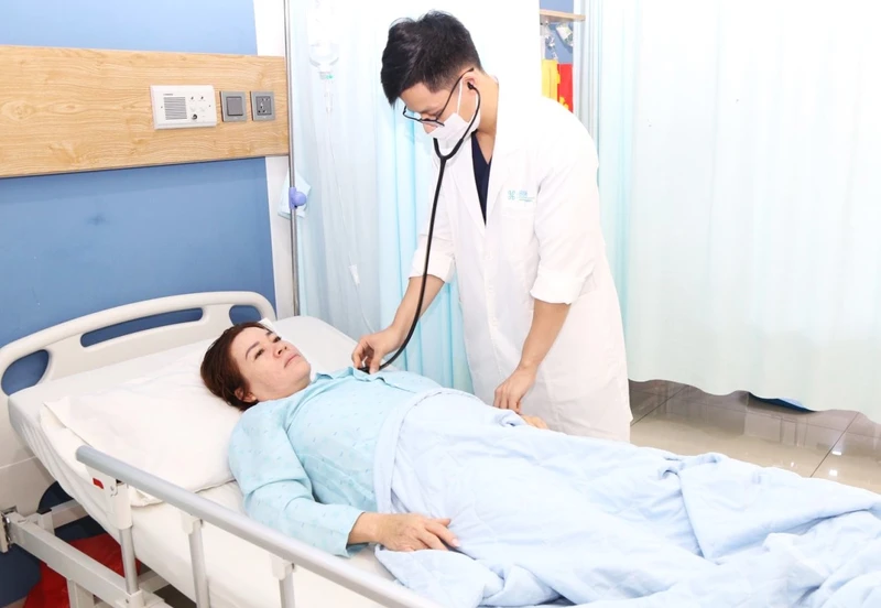 Các bác sĩ Bệnh viện Đại học Y dược Buôn Ma Thuột thăm khám cho bệnh nhân N.T.L sau khi cứu chữa thành công bệnh thuyên tắc động mạch phổi.