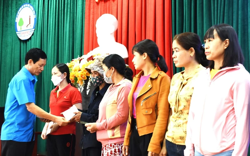 Chủ tịch Liên đoàn lao động tỉnh Đắk Lắk Nguyễn Công Bảo tặng quà cho công nhân có hoàn cảnh khó khăn của Công ty Cổ phần Đô thị và Môi trường Đắk Lắk.