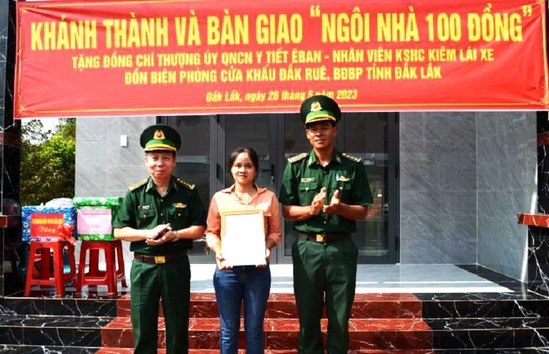Đại tá Đỗ Quang Thấm, Phó Chính ủy Bộ đội Biên phòng tỉnh Đắk Lắk trao quyết định hỗ trợ gia đình quân nhân Y Tiết Êban.