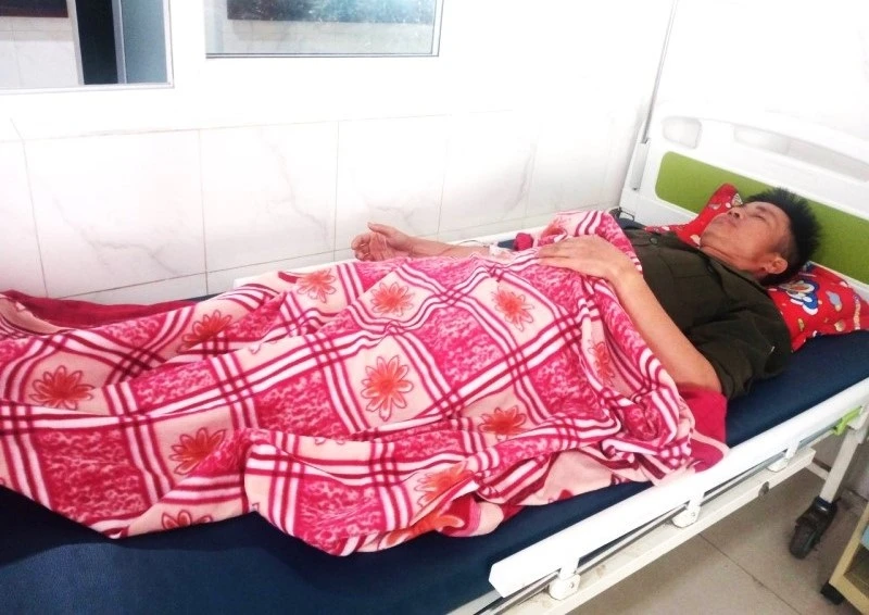 Anh Trần Hồng Minh bị nhóm đối tượng hành hung phải nhập Bệnh viện đa khoa vùng Tây Nguyên cấp cứu, điều trị.