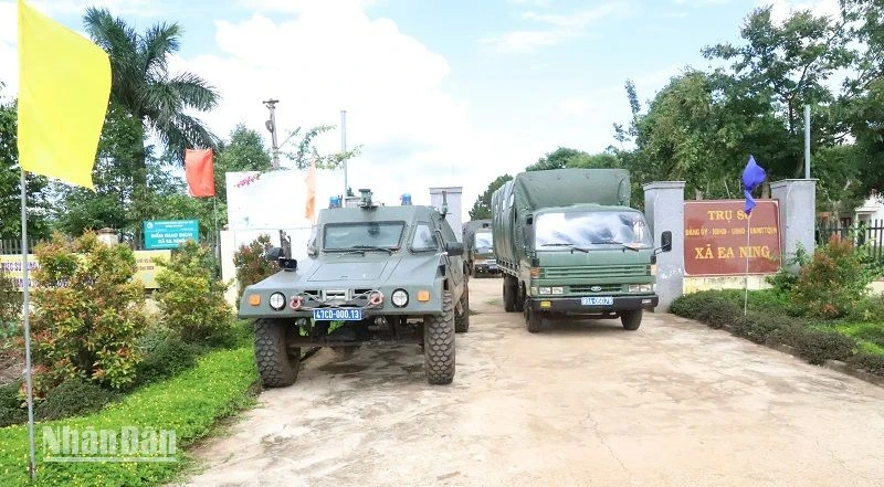 Nhiều phương tiện được huy động phục vụ lực lượng chức năng truy bắt các đối tượng sử dụng súng tấn công trụ sở Ủy ban nhân dân xã Ea Tiêu và Ea Ktur. 