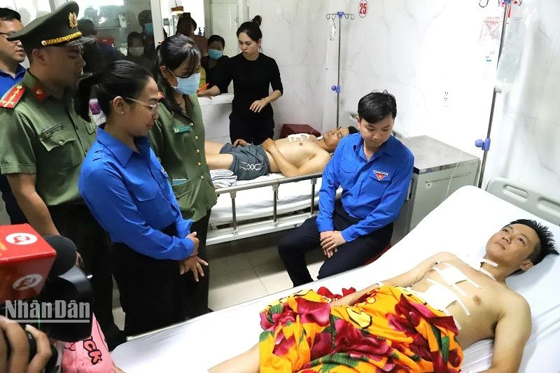 Anh Nguyễn Minh Triết, Bí thư Trung ương Đoàn Thanh niên Cộng sản Hồ Chí Minh đến thăm, động viên 2 cán bộ, chiến sĩ Công an xã Ea Ktur bị trọng thương đang nằm điều trị tại Bệnh viện đa khoa vùng Tây Nguyên. 