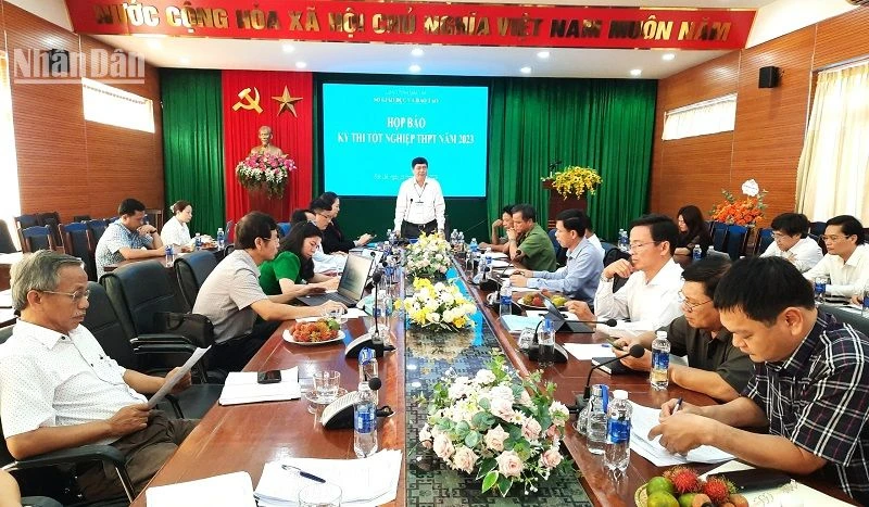 Giám đốc Sở Giáo dục và Đào tạo tỉnh Đắk Lắk Phạm Đăng Khoa thông tin về việc tổ chức kỳ thi tại buổi họp báo.