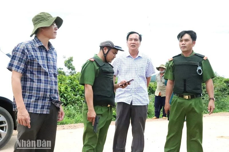 Ngay sau khi xảy ra vụ việc, đồng chí Lê Thái Dũng, Bí thư Huyện ủy Cư Kuin (người đứng thứ 2 từ phải qua) luôn có mặt ở cơ sở chỉ đạo giải quyết vụ việc. 