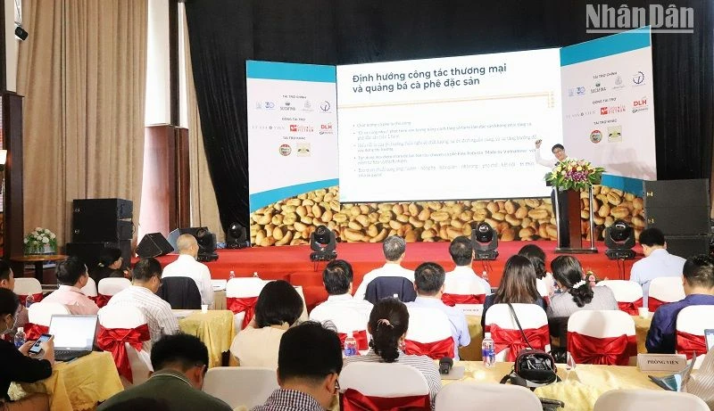 Tổng Giám đốc Simexco Daklak Lê Đức Huy giới thiệu định hướng công tác thương mại và quảng bá cà-phê đặc sản tại Cuộc thi cà-phê đặc sản Việt Nam-Vietnam Amazing Cup 2023.