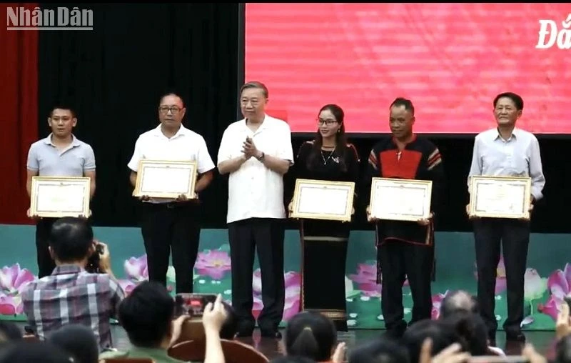 Bộ trưởng Tô Lâm trao tặng Bằng khen của Bộ Công an cho 5 cá nhân có thành tích xuất sắc trong phong trào toàn dân bảo vệ an ninh Tổ quốc.