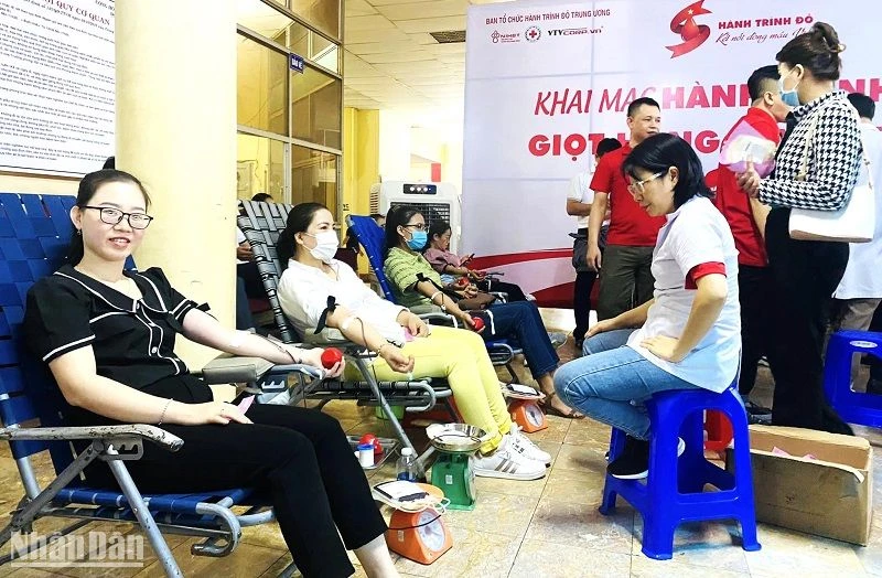 Công chức, viên chức tỉnh Đắk Lắk tham gia hiến máu tình nguyện.