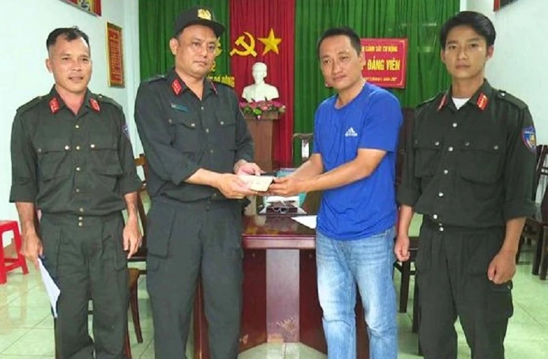 Lãnh đạo Phòng Cảnh sát cơ động, Công an tỉnh Đắk Lắk trao trả lại số tài sản cho anh Phạm Văn Nam đánh rơi. (Ảnh: Công an cung cấp)