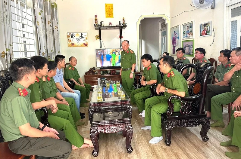 Đoàn công tác Công an tỉnh Bình Dương đến thăm hỏi gia đình các liệt sĩ hy sinh khi làm nhiệm vụ tại tỉnh Đắk Lắk.